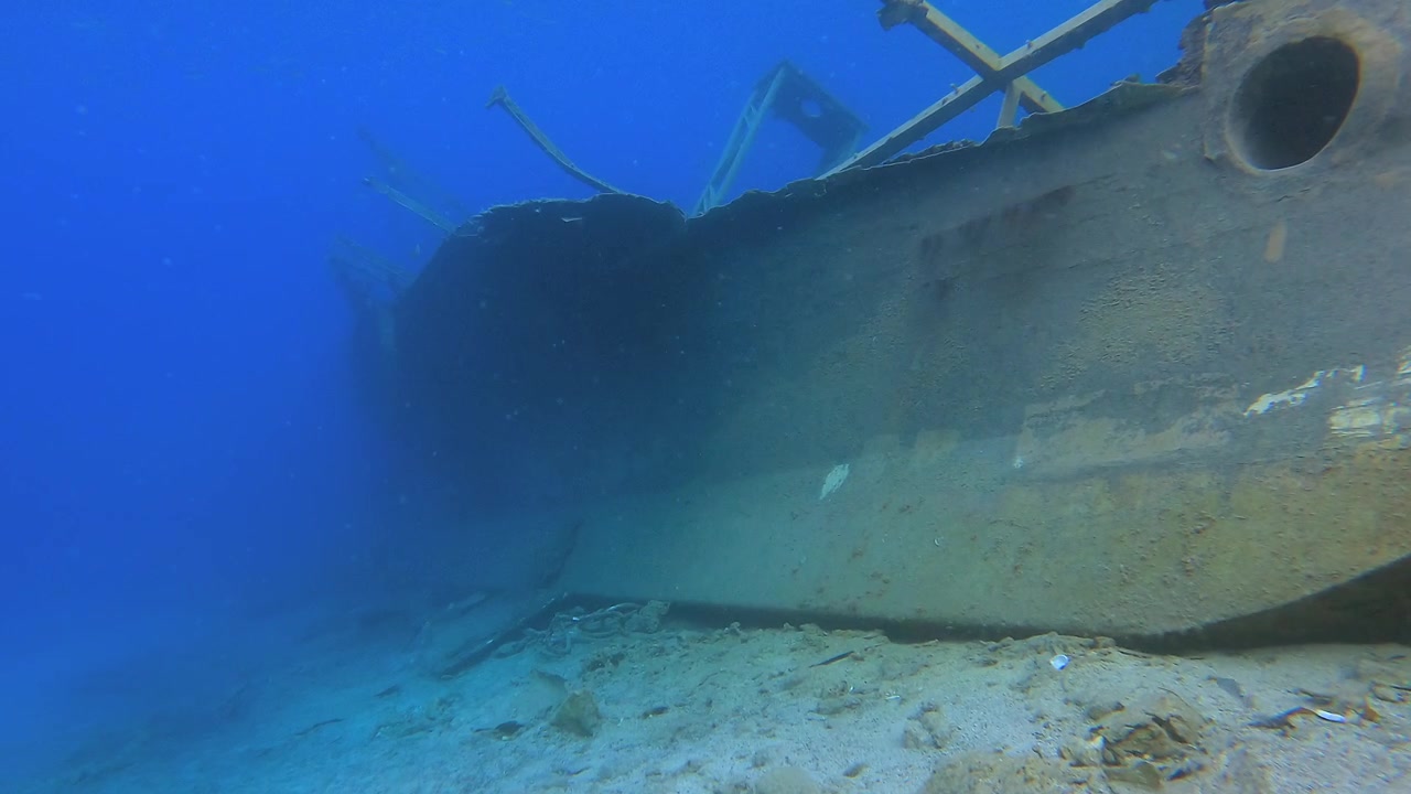Vista subacquea di un relitto affondato sul fondale oceanico