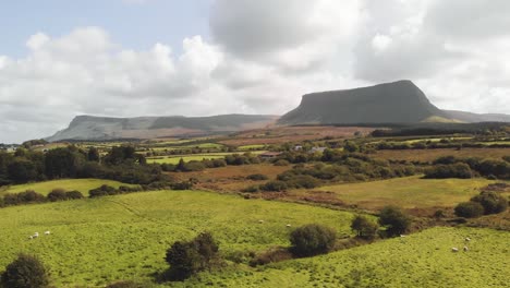 vistas aéreas de la montaña benbulben en la montaña darty en sligo, irlanda