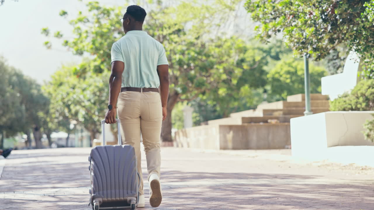 Homme, marchant et voyageant avec des bagages en extérieur