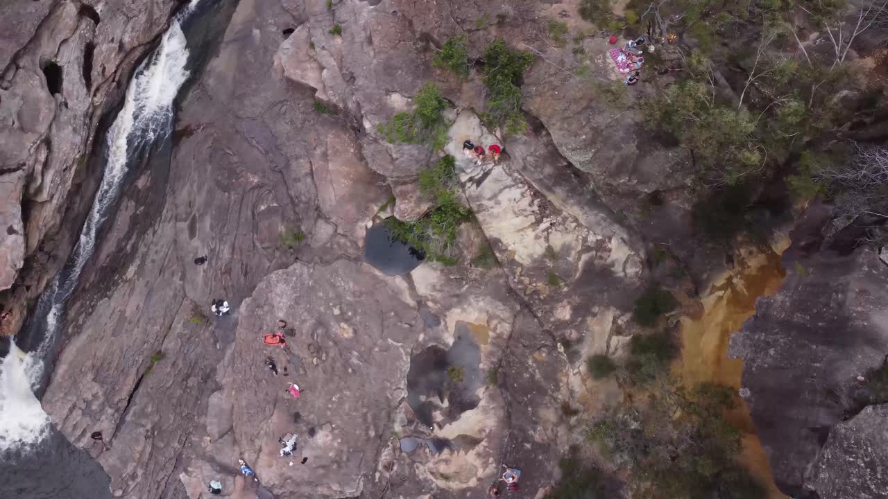 punto de vista de pájaro aéreo sobre cascada de río y rocas