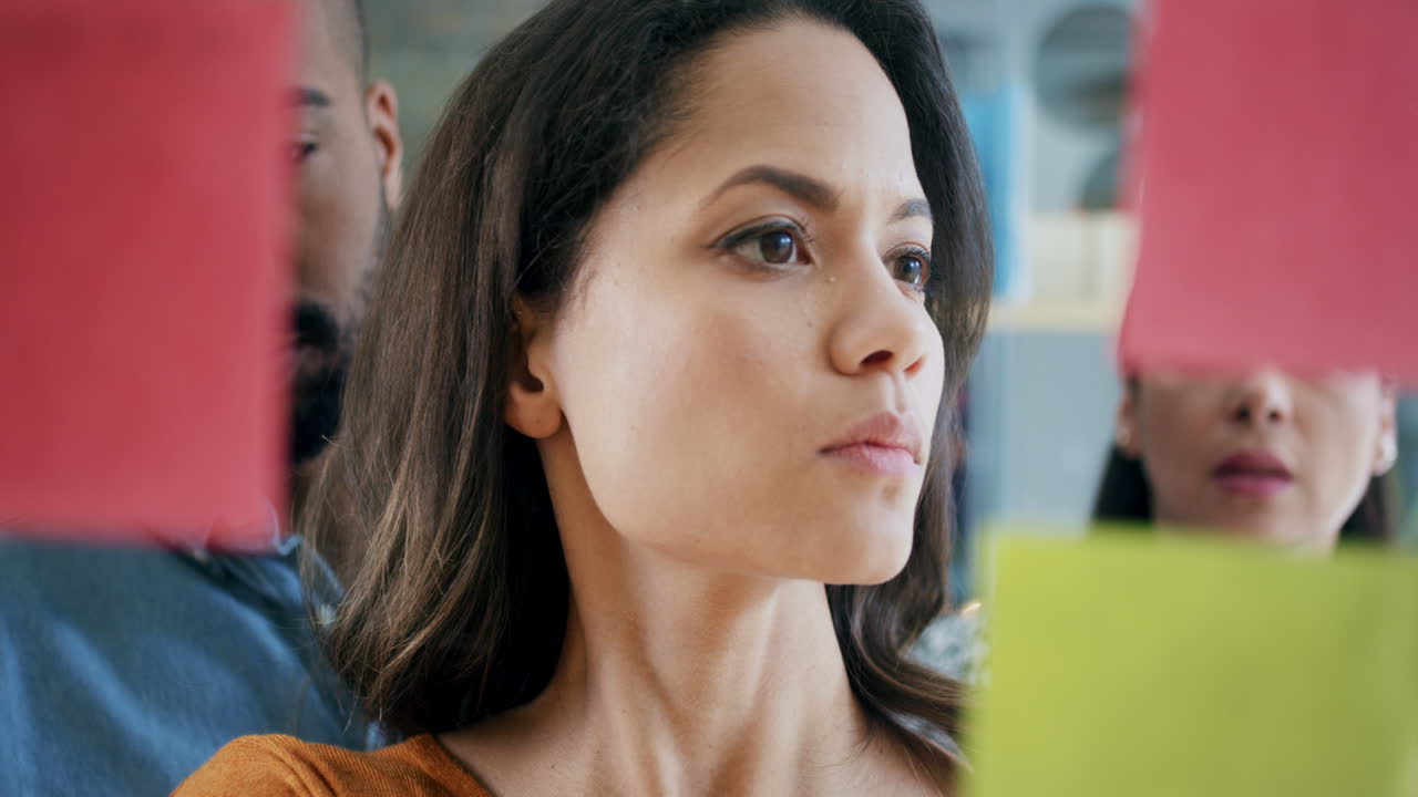 equipo de negocios creativos intercambiando ideas trabajando juntos compartiendo datos a altas horas de la noche después de las horas en una oficina de vidrio moderna