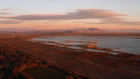 aéreo - hermoso amanecer en las salinas de solana ulcinj, montenegro, camión a la derecha