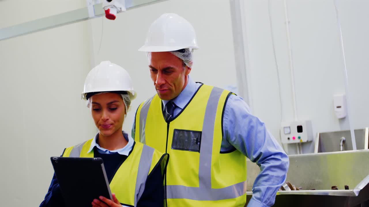 trabajadores que utilizan tabletas digitales