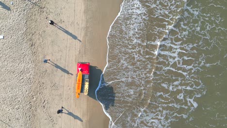 Blick-Auf-Den-Brachliegenden-Rettungswagen-Von-Oben-Am-Strand-Von-Arambol-In-Goa,-Indien