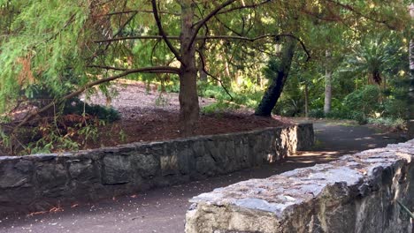 pequeño puente de roca de jardín construido a mano