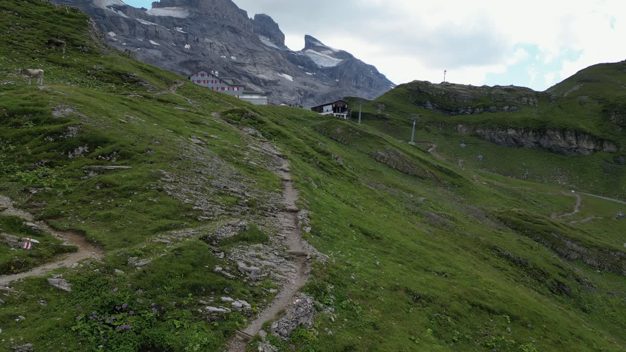 camino natural de grava de montaña para caminar en las montañas, alpes suizos en obwalden, vista aérea de drones