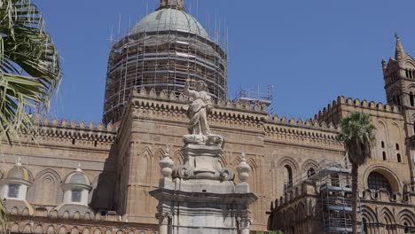 primer plano de la estatua en la ciudad de palermo- catedral de palerme