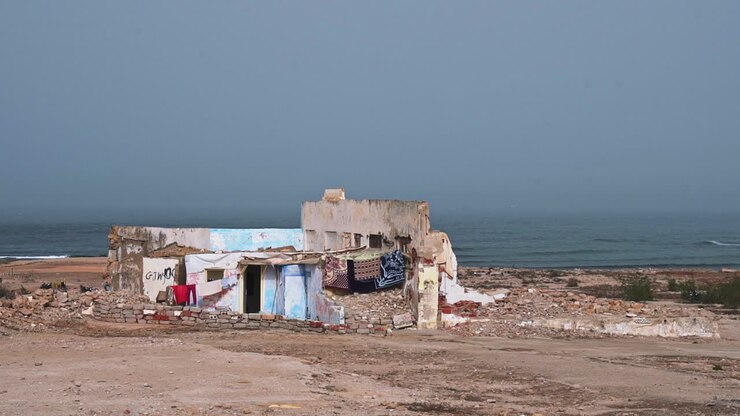 Casa in rovina in riva al mare a Casablanca, Marocco.