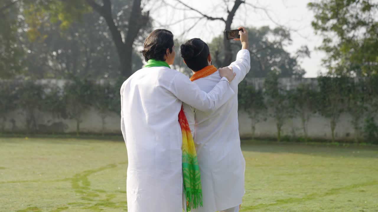 personas indias haciendo clic en la imagen en una fiesta de holi