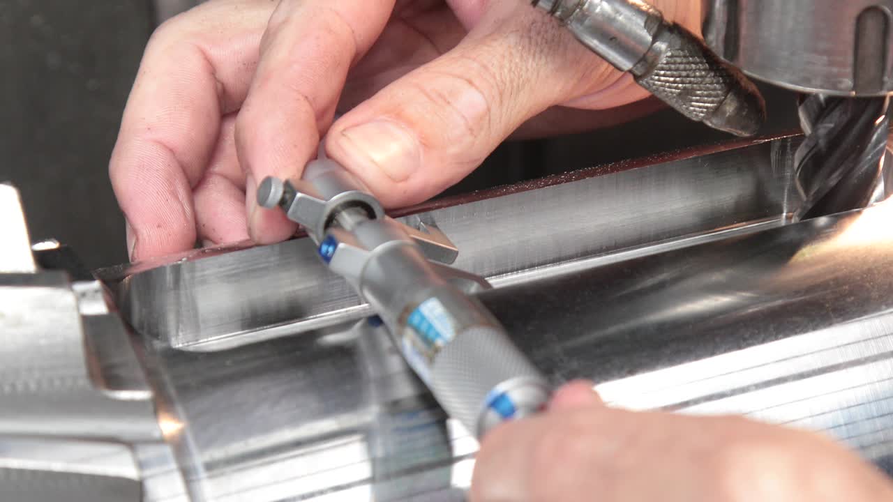 industria torno máquina de fresado cortador de engranajes mano usando trabajo de micrómetro