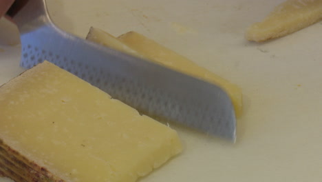 cortando un bloque de queso
