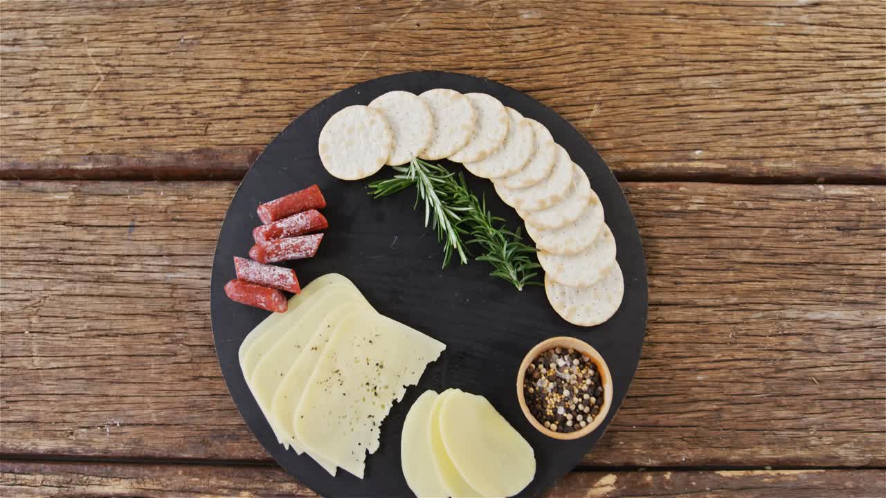 허브 와 향신료 가 들어 있는 조각 된 치즈