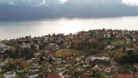 Inclínate-Desde-Una-Pequeña-Ciudad-Hasta-Un-Hermoso-Paisaje-Montañoso-En-El-Lago-De-Ginebra