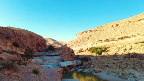 Ein-Wasserfall-Mitten-In-Der-Wüste-Sahara,-Algerien,-Biskra