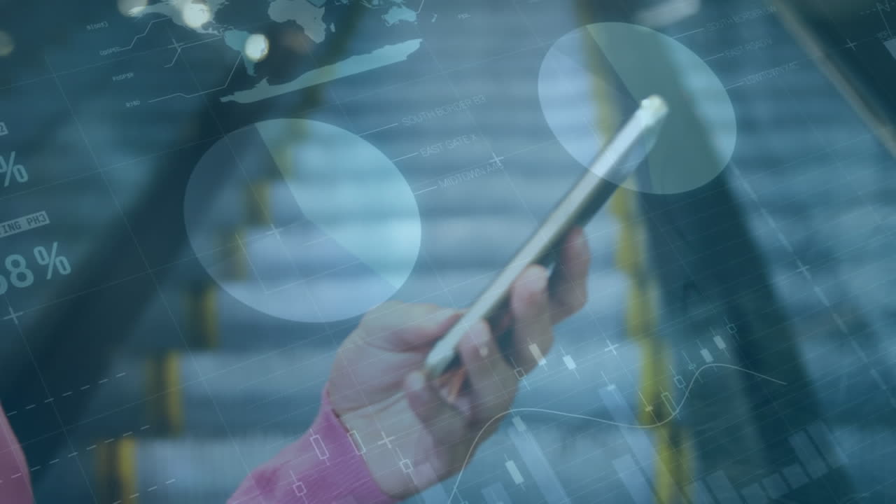 animación de la interfaz infográfica sobre la sección media de la mujer caucásica que se desplaza en el teléfono inteligente