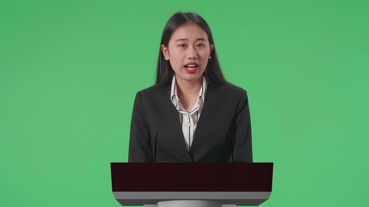 亞洲女性組織代表在政府記者會上發言，設有綠幕