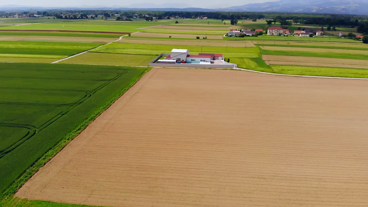 Campi coltivati rurali della Race Slovenia con vista aerea di abitazioni residenziali