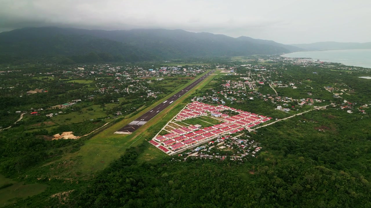 Vista aérea do Aeroporto de Virac e casas de loteamentos próximos cercadas por exuberante vegetação tropical da ilha - Catanduanes, Filipinas