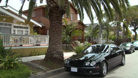 Ein-Schwarzer-Mercedes-Hält-Auf-Einer-Straße-In-Kalifornien-Oder-Florida-Am-Bordstein