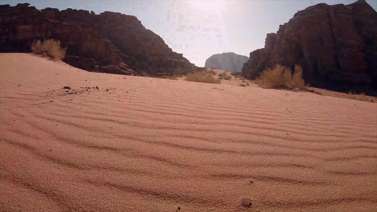 Montaggio dinamico di scene diverse con moderni effetti visivi