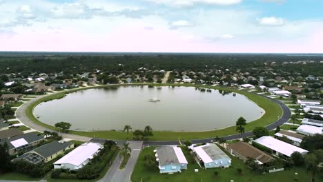 Vista-Aérea-Del-Parque-De-Casas-Móviles-Con-Un-Gran-Lago-Redondo