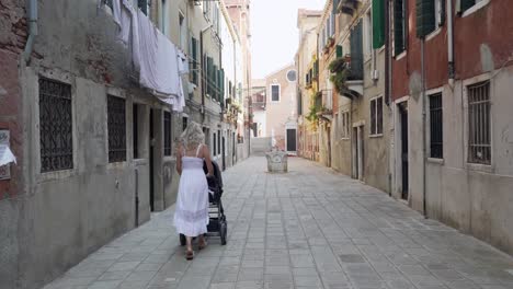 Mutter-Mit-Kinderwagen-Auf-Leeren-Straßen-In-Venedig