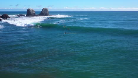surfeando en punta de lobos, chile un día soleado un paisaje increíble grabado con un avión no tripulado