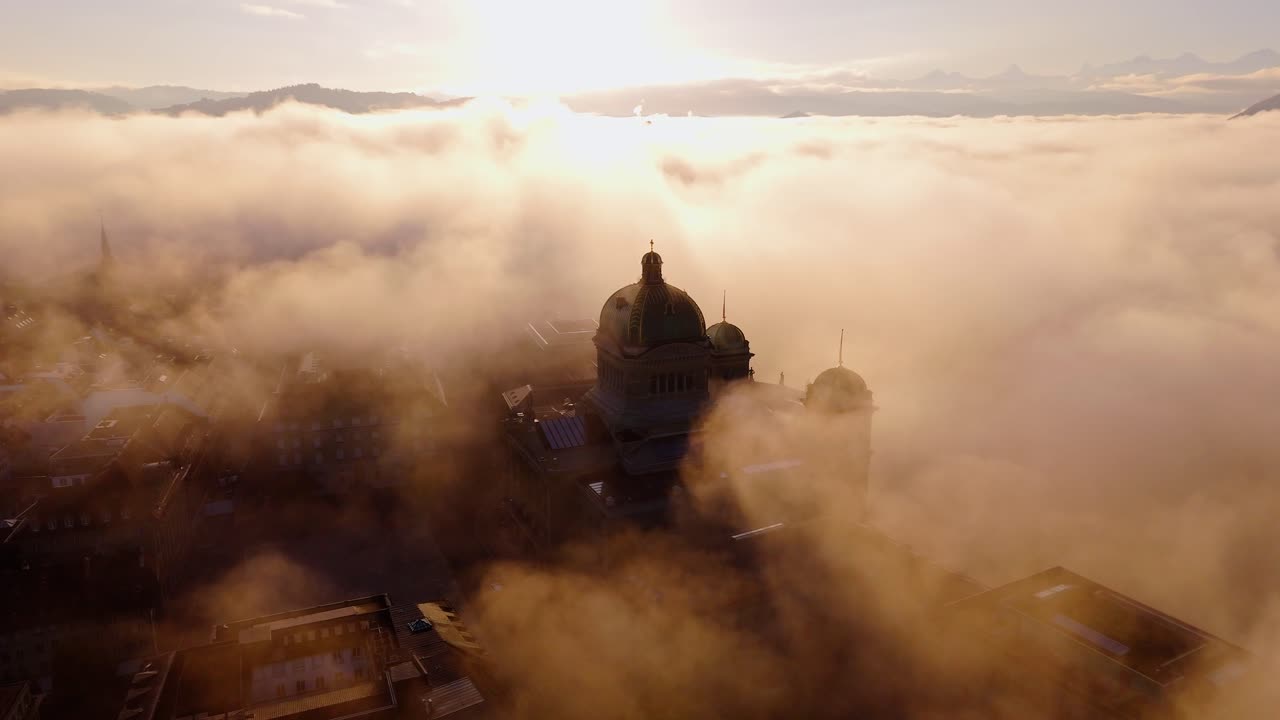Droneflight over the Bundeshaus of Bern during fog and sunrise.