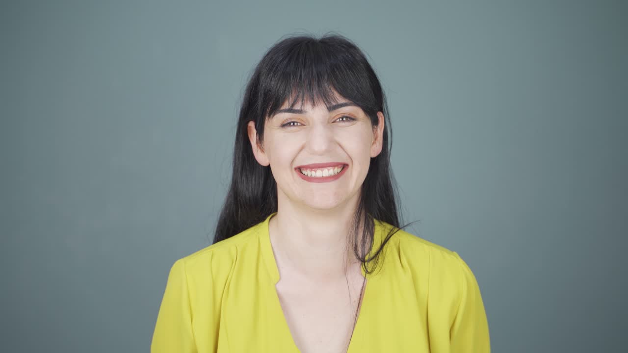 카메라를 바라보는 여자는 당신이 놀라운 사람이라고 말합니다.