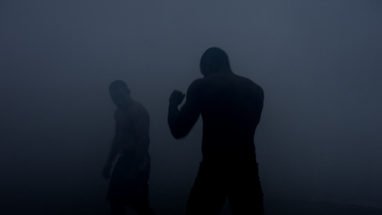 siluetas de boxeadores comenzando a luchar en el ring oscuro. pelea de boxeo. boxeadores de sparring