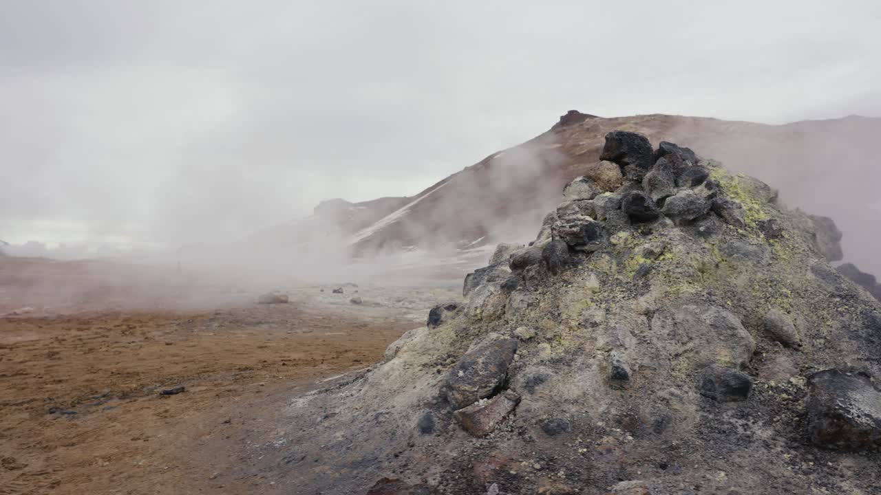 primer plano de la formación de ventilación de vapor islandés y vapor con color amarillo pálido