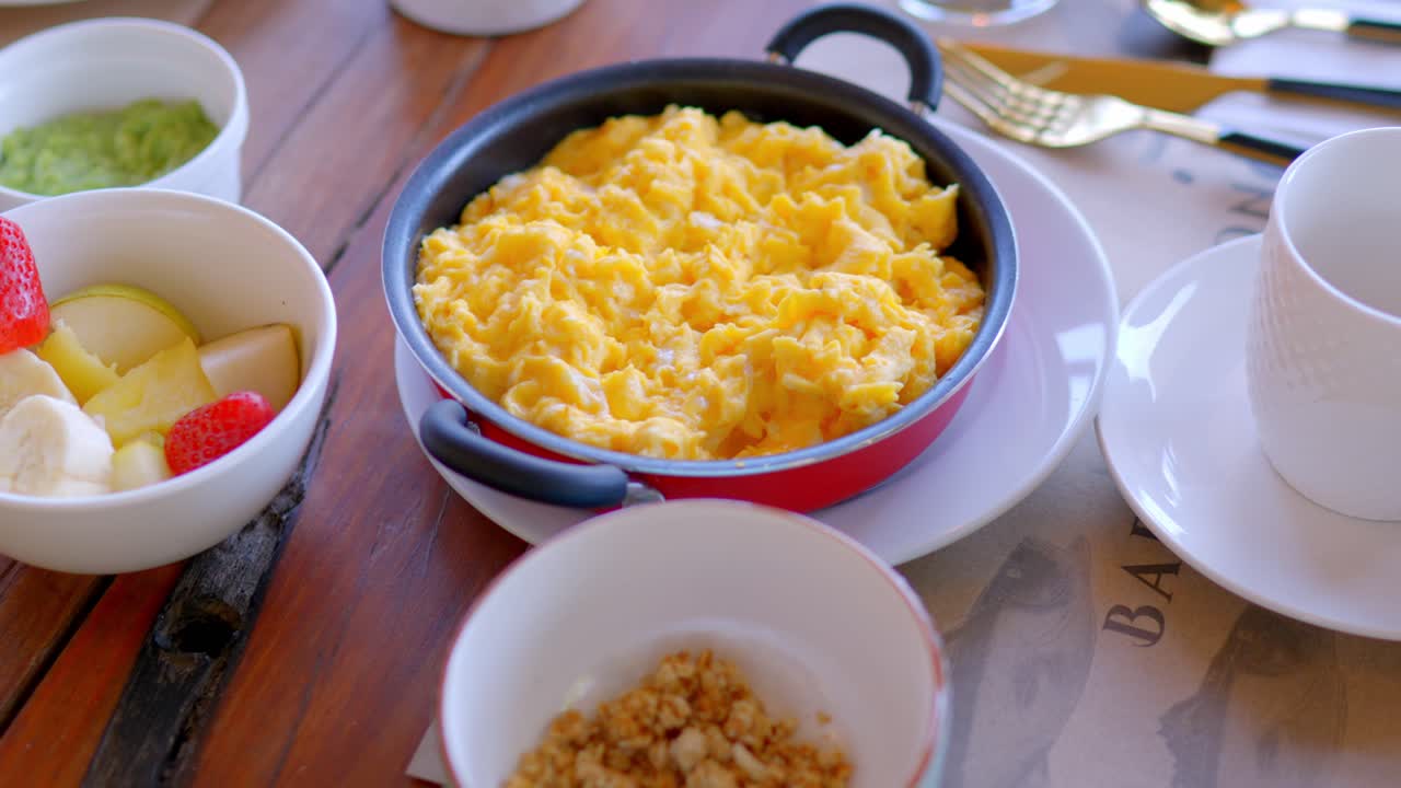 계란, 커피, 빵, 모든 종류의 아침 식사로 아침 식사 준비가 된 테이블