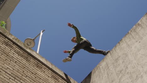 Hombre-Caucásico-Practicando-Parkour