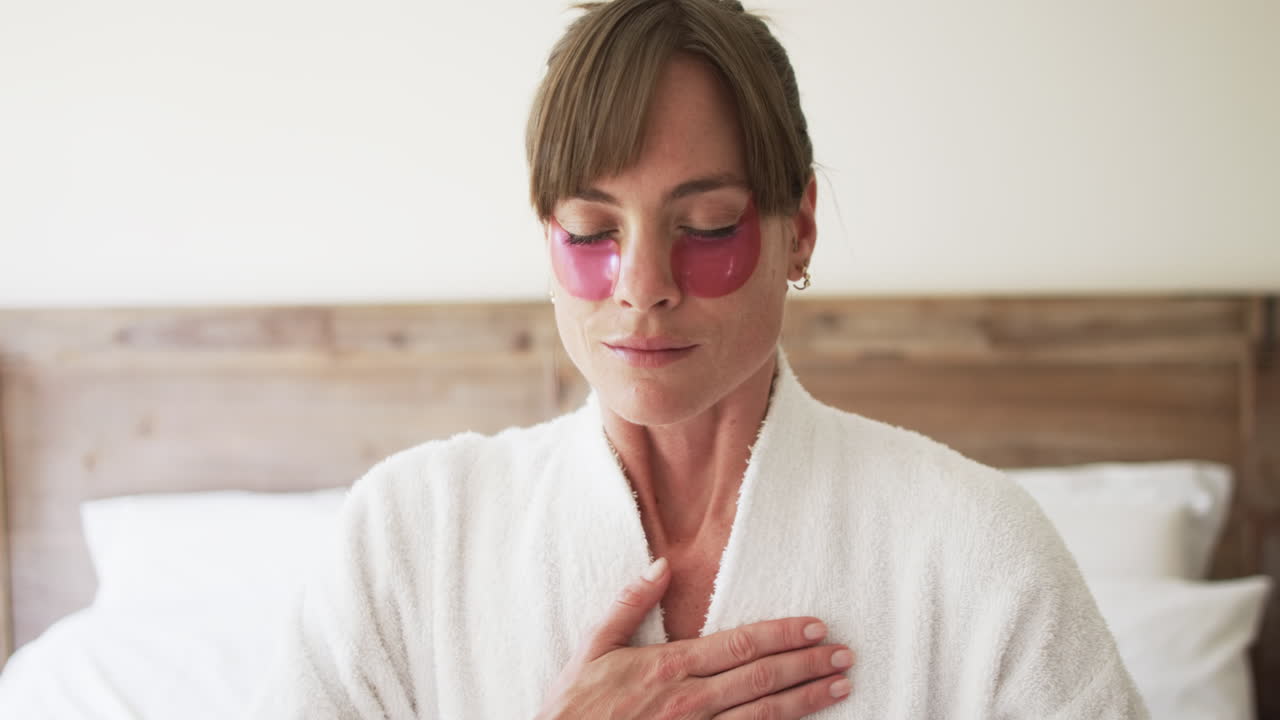 una mujer caucásica de mediana edad disfruta de un día de spa en casa.