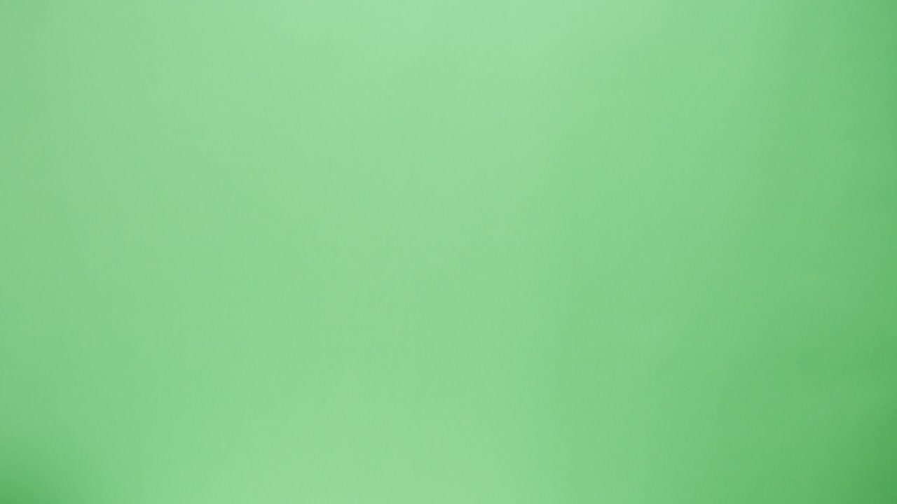 servicio de entrega de alimentos. café para ir en taza de papel y jugo en vaso de plástico sobre fondo verde. llevar bebidas calientes. compras de alimentos sin contacto en línea. mensajero tomando pedidos, entrega al cliente