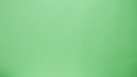 servicio de entrega de alimentos. café para ir en taza de papel y jugo en vaso de plástico sobre fondo verde. llevar bebidas calientes. compras de alimentos sin contacto en línea. mensajero tomando pedidos, entrega al cliente