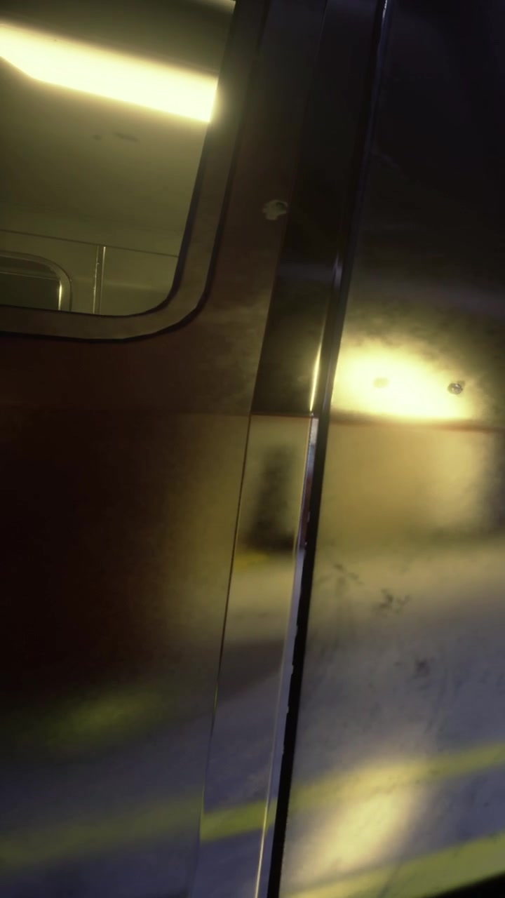 Puerta de tren a altas horas de la noche con reflejo de luz y sombras presentes