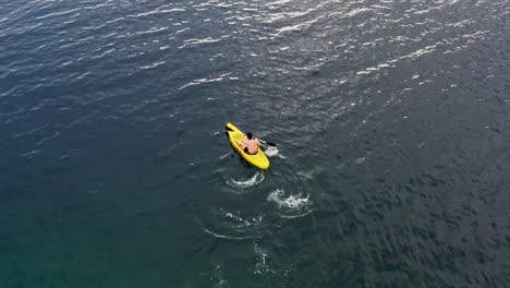 hombre en kayak en la hermosa isla de san pablo, hinunangan, sur de leyte, filipinas