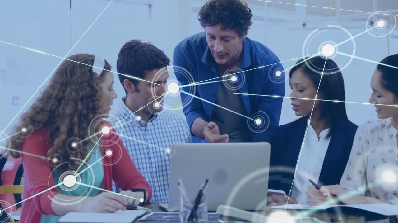 animación de la red de conexiones contra diversos colegas a través de una computadora portátil discutiendo en la oficina