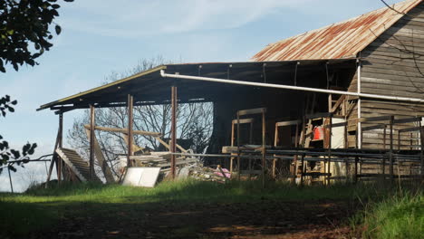 Antiguo-Cobertizo-De-Granja-En-Ruinas-Lleno-De-Basura