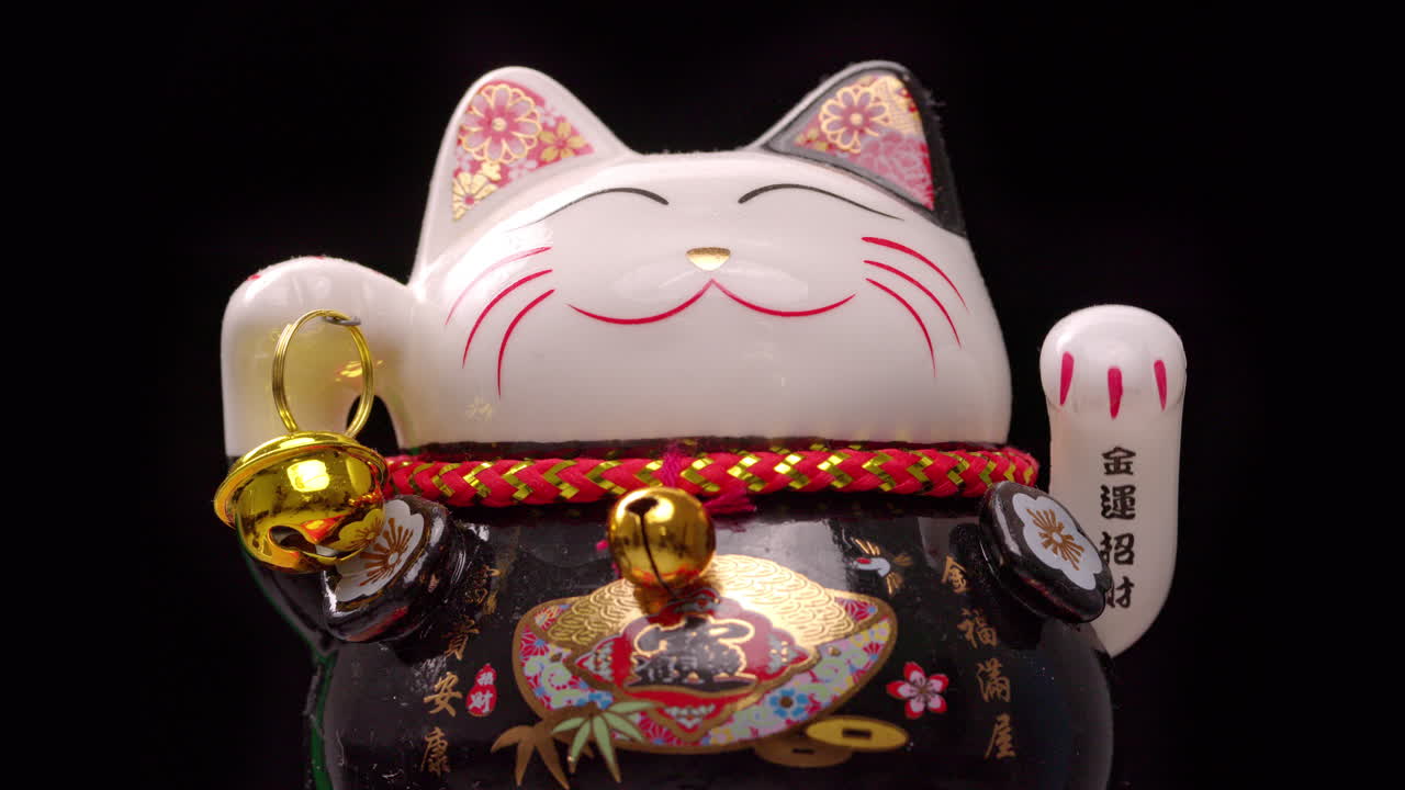 행운의 마네조 고양이 손을 흔들고