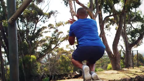 Hombre-Bajando-Por-La-Cuerda-Durante-La-Carrera-De-Obstáculos.