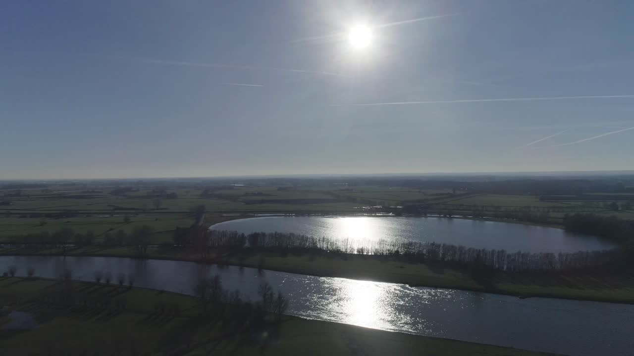강과 호수가 있는 평평한 농장의 아름다운 풀 와이드 드론 샷