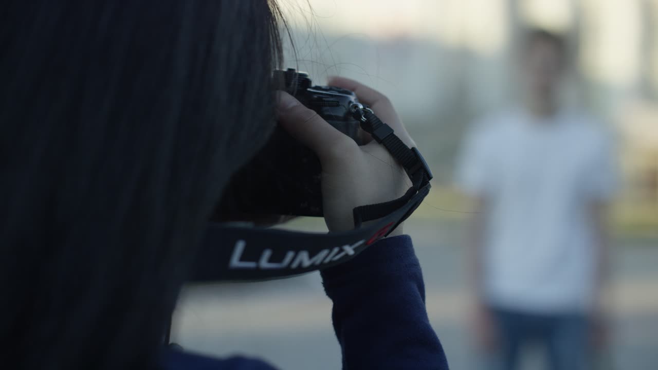mujer tomando una foto al aire libre