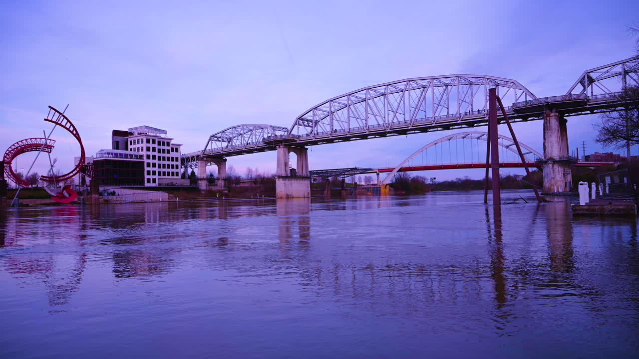 평화로운 저녁 시간 내쉬빌 테네시에서 블루 아워 시내에서 버랜드 강을 가로지르는 다리를 보십시오.