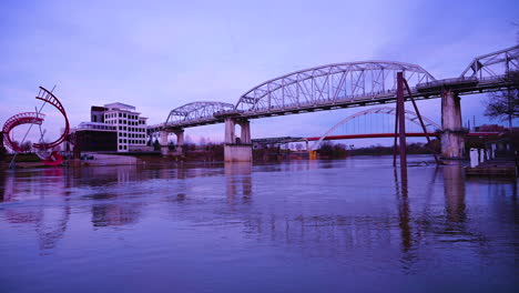 Tarde-Tranquila-Hora-Azul-En-Nashville,-Tennessee-Desde-El-Centro-De-La-Ciudad,-Mire-Hacia-El-Puente-Que-Cruza-El-Río-Cumberland