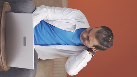 Vertical-video-of-Man-with-neck-pain.