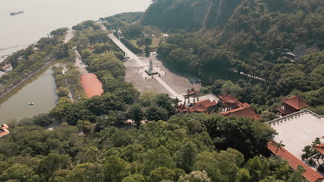 Vuele-Sobre-El-Palacio-Nansha-Tin-Hau-Con-Nuestra-Fascinante-Toma-Aérea-Con-Drones-Que-Captura-La-Serena-Belleza-De-La-Estatua-De-La-Diosa-Y-La-Plaza-Tin-Hau,-Una-Combinación-Perfecta-De-Tradición-Y-Espiritualidad.