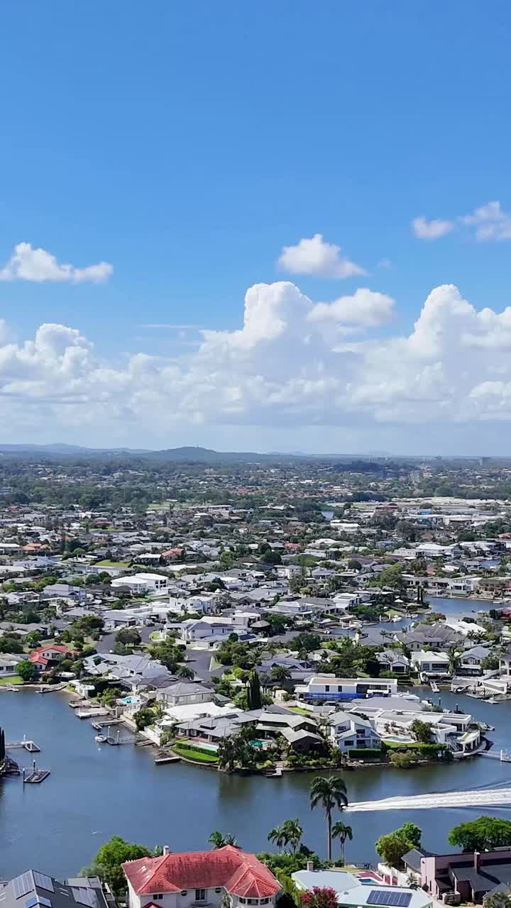 드론은 경치와 스포츠 시설을 포착합니다.
