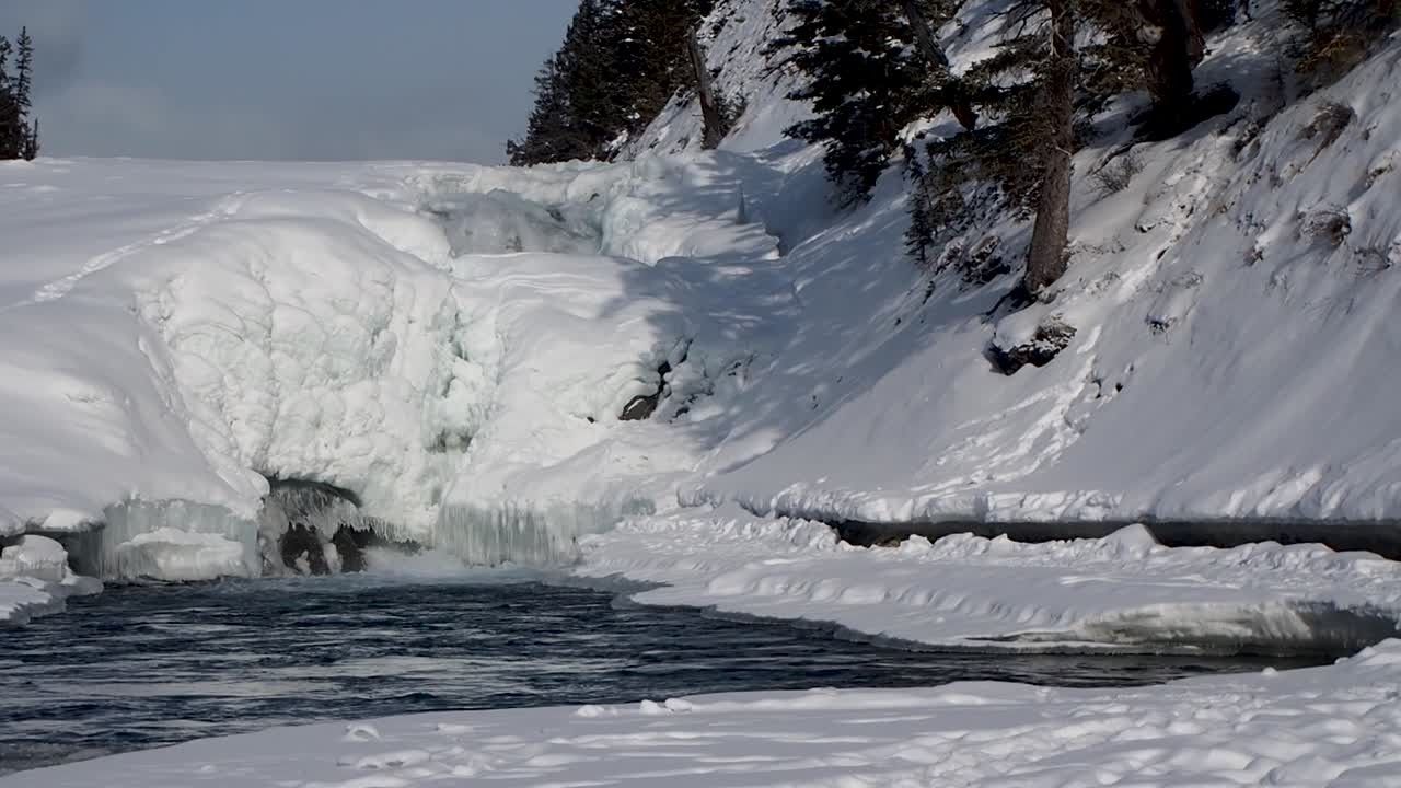 얼어붙은 강에서 열리는 돌진하는 물